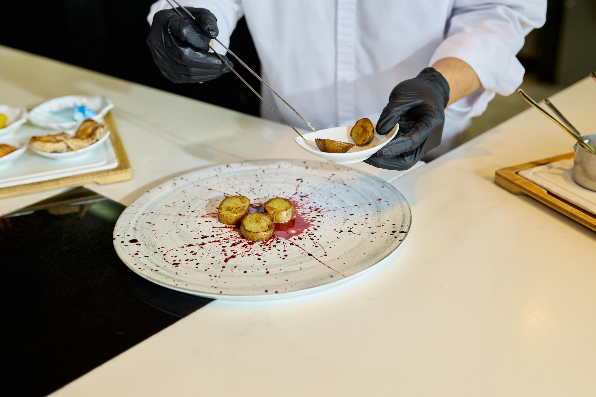 szef kuchni testujący nową kompozycję smaków w laboratorium